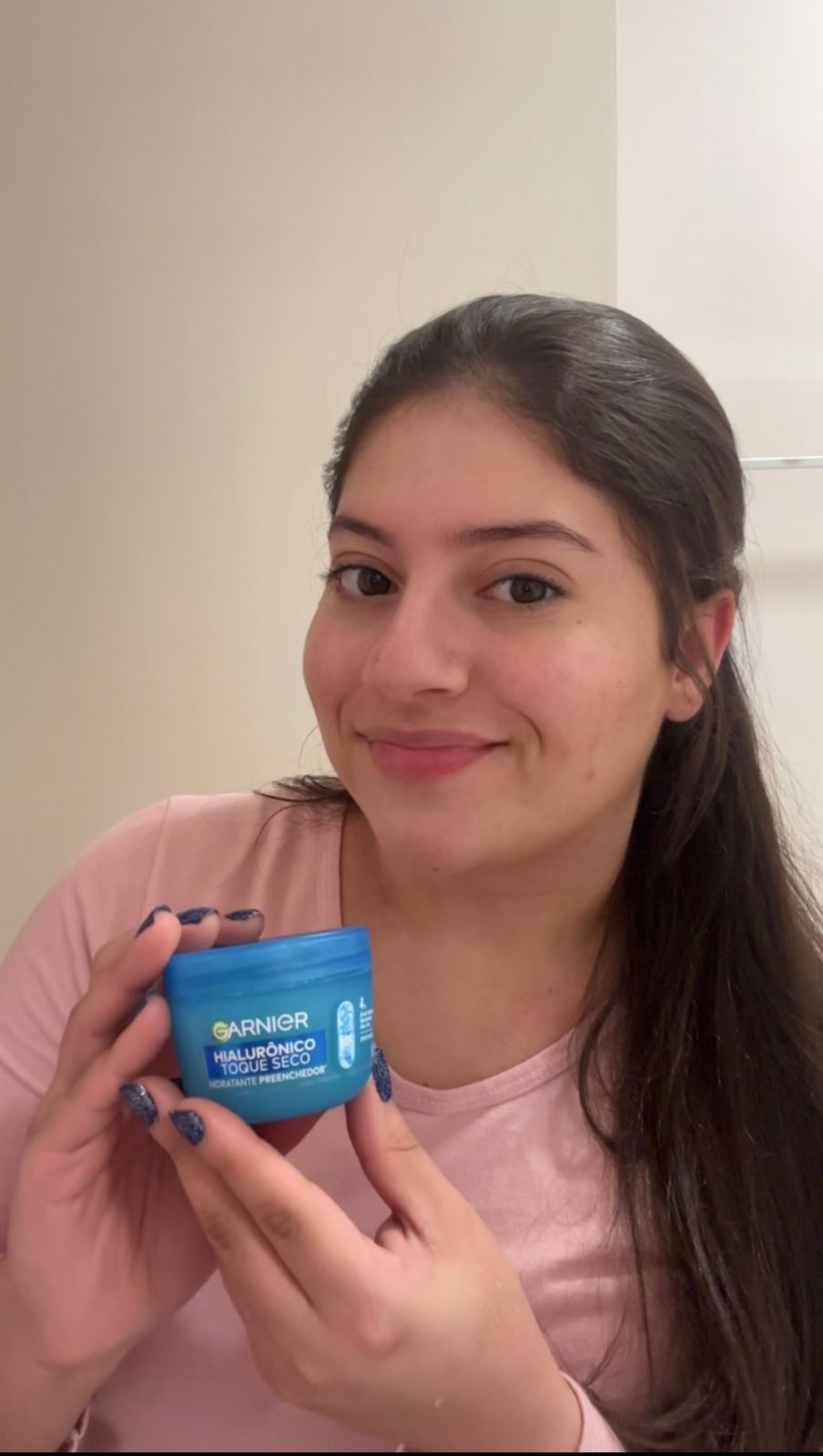 Beatriz Prudente usando produto Garnier em review de skincare
