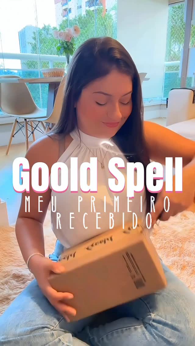 Beatriz Prudente mostrando recebido Gold Spell em unboxing